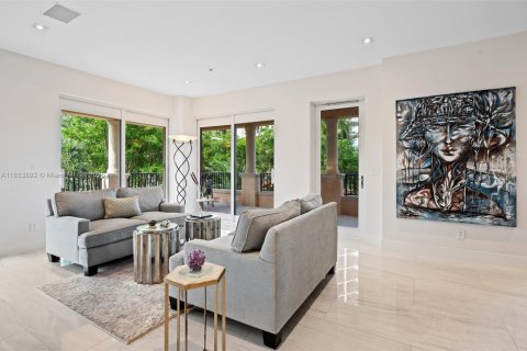 Condo in Coral Gables, Florida, 3 bedrooms  № 1845859 - photo 1