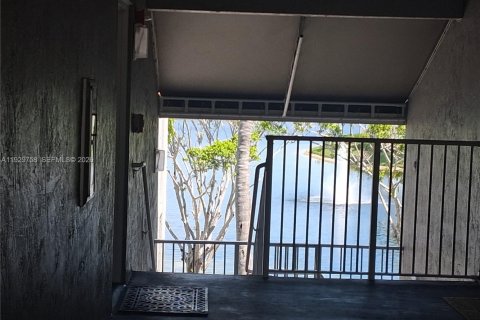 Снять в аренду кондоминиум в Пемброк-Пайнс, Флорида 1 спальня, 68.93м2, № 2053232 - фото 2