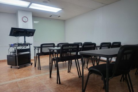 Купить коммерческую недвижимость в Норт-Майами, Флорида № 1986474 - фото 8