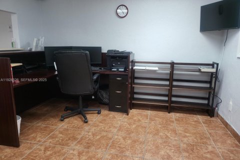 Купить коммерческую недвижимость в Норт-Майами, Флорида № 1986474 - фото 9