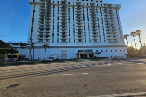 Купить коммерческую недвижимость в Норт-Майами, Флорида № 1986474 - фото 1