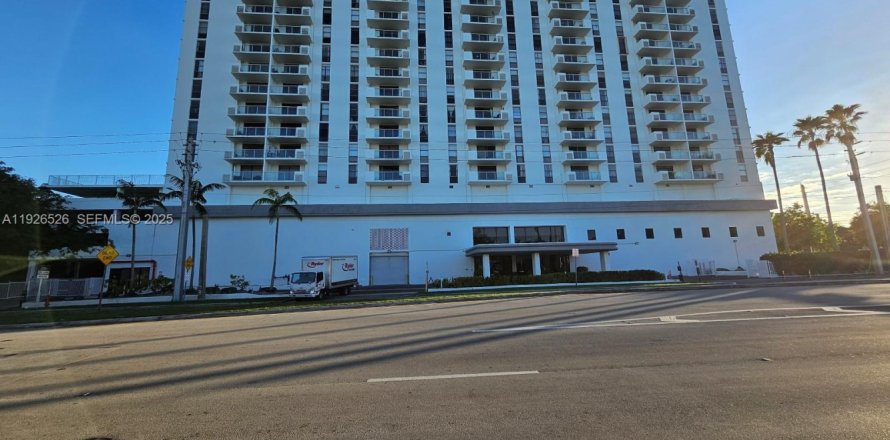 Коммерческая недвижимость в Норт-Майами, Флорида № 1986474