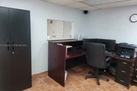 Купить коммерческую недвижимость в Норт-Майами, Флорида № 1986474 - фото 11