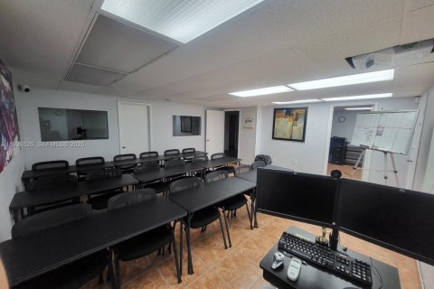 Купить коммерческую недвижимость в Норт-Майами, Флорида № 1986474 - фото 5