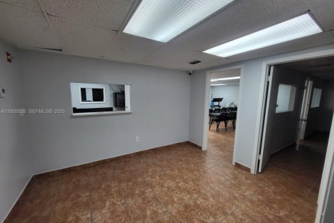 Купить коммерческую недвижимость в Норт-Майами, Флорида № 1986474 - фото 3