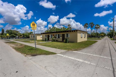 Immobilier commercial à vendre à Homestead, Floride: 125.05 m2 № 2067383 - photo 2
