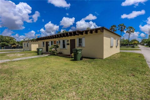 Immobilier commercial à vendre à Homestead, Floride: 125.05 m2 № 2067383 - photo 3