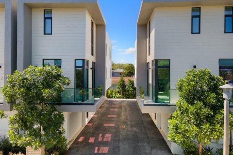 House in Miami, Florida 3 bedrooms, 214.23 sq.m. № 2011710