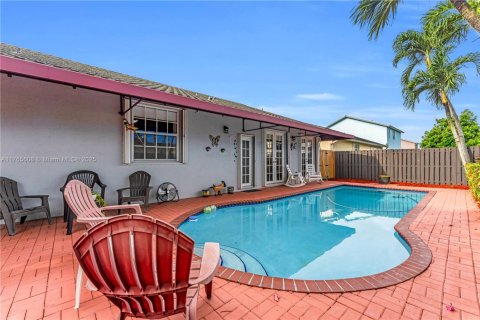 Casa en venta en Miami, Florida, 4 dormitorios, 180.69 m2 № 1708742 - foto 4