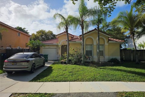 Villa ou maison à Cutler Bay, Floride 3 chambres, 167.87 m2 № 2435731