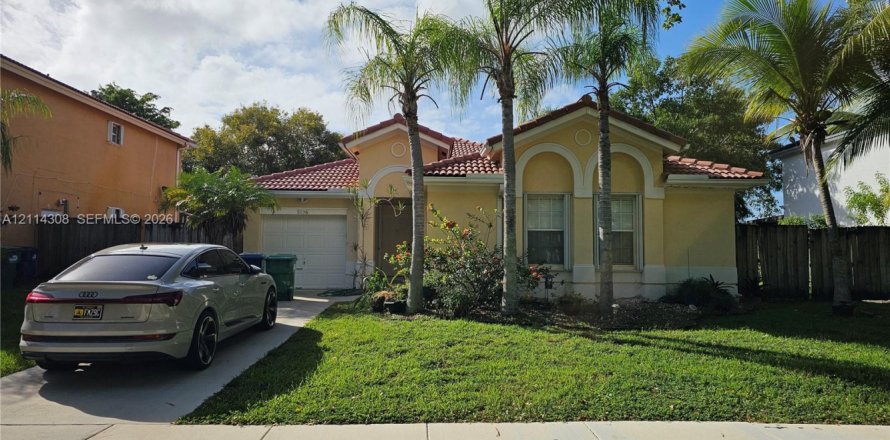 Villa ou maison à Cutler Bay, Floride 3 chambres, 167.87 m2 № 2435731