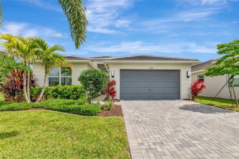 House in Port St. Lucie, Florida 4 bedrooms, 219.06 sq.m. № 1794709 - photo 1