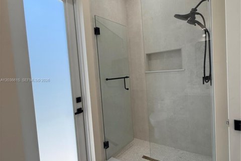 Снять в аренду виллу или дом в Майами, Флорида 5 спален, 289.3м2, № 2084913 - фото 12