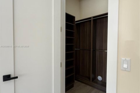 Снять в аренду виллу или дом в Майами, Флорида 5 спален, 289.3м2, № 2084913 - фото 9