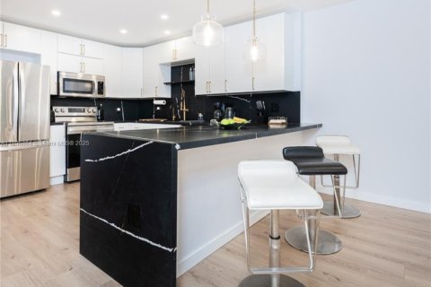 Condo in Hallandale Beach, Florida, 1 bedroom № 1947628 - photo 8