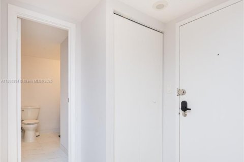 Condo in Hallandale Beach, Florida, 1 bedroom № 1947628 - photo 13