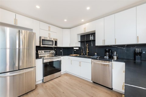 Condo in Hallandale Beach, Florida, 1 bedroom № 1947628 - photo 10