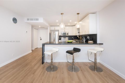 Condo in Hallandale Beach, Florida, 1 bedroom № 1947628 - photo 7