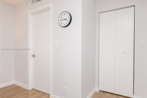 Condo in Hallandale Beach, Florida, 1 bedroom № 1947628 - photo 28