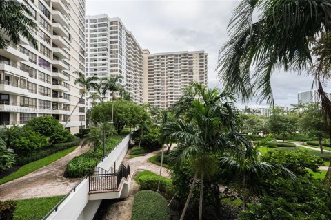 Condo in Hallandale Beach, Florida, 1 bedroom № 1947628 - photo 25