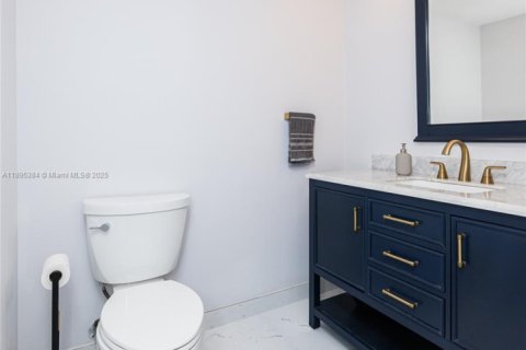 Condo in Hallandale Beach, Florida, 1 bedroom № 1947628 - photo 14