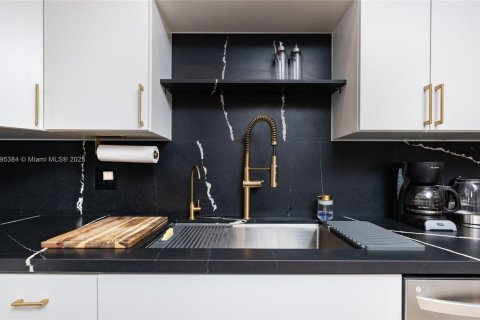 Condo in Hallandale Beach, Florida, 1 bedroom № 1947628 - photo 6