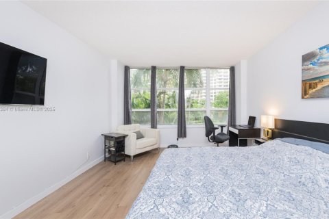 Condo in Hallandale Beach, Florida, 1 bedroom № 1947628 - photo 30