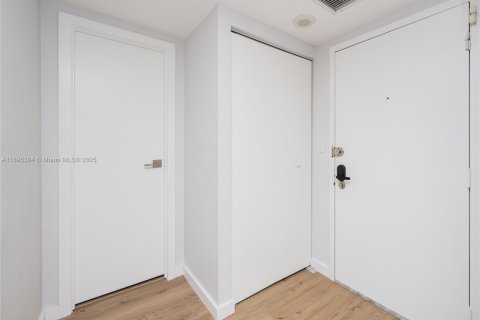 Condo in Hallandale Beach, Florida, 1 bedroom № 1947628 - photo 12