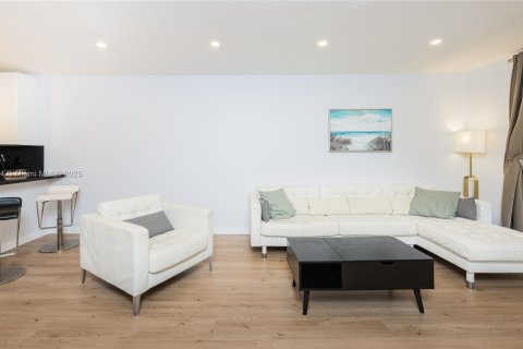 Condo in Hallandale Beach, Florida, 1 bedroom № 1947628 - photo 19