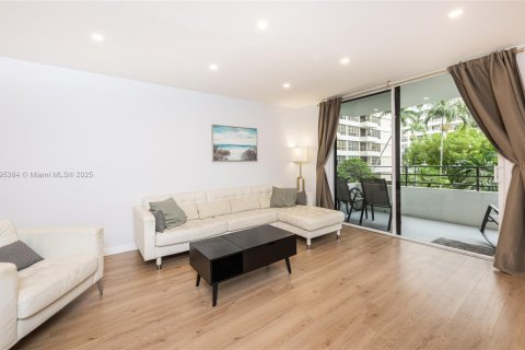 Condo in Hallandale Beach, Florida, 1 bedroom № 1947628 - photo 17