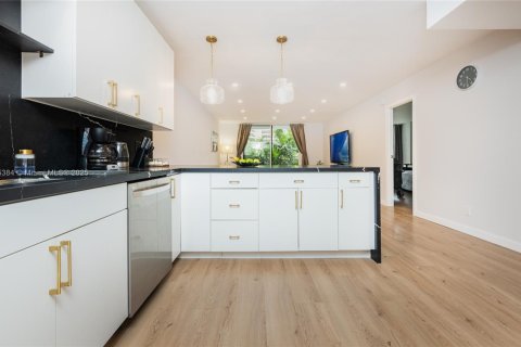 Condo in Hallandale Beach, Florida, 1 bedroom № 1947628 - photo 11