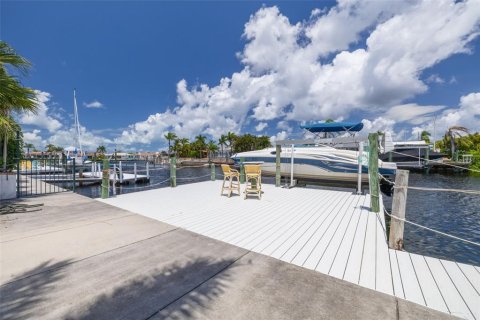 House in New Port Richey, Florida 3 bedrooms, 157.1 sq.m. № 1723388 - photo 23