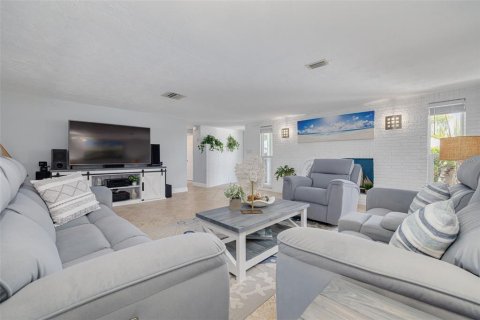 House in New Port Richey, Florida 3 bedrooms, 157.1 sq.m. № 1723388 - photo 14