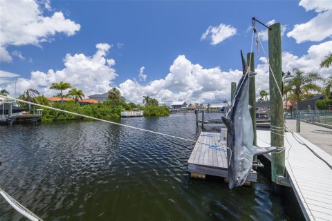 House in New Port Richey, Florida 3 bedrooms, 157.1 sq.m. № 1723388 - photo 24