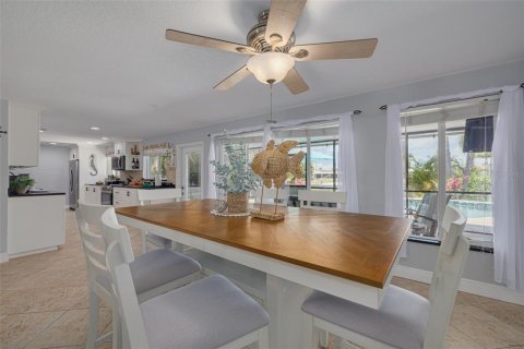 House in New Port Richey, Florida 3 bedrooms, 157.1 sq.m. № 1723388 - photo 17