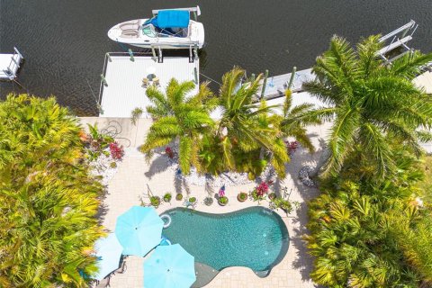 House in New Port Richey, Florida 3 bedrooms, 157.1 sq.m. № 1723388 - photo 3