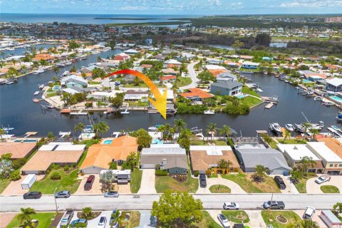 House in New Port Richey, Florida 3 bedrooms, 157.1 sq.m. № 1723388 - photo 6