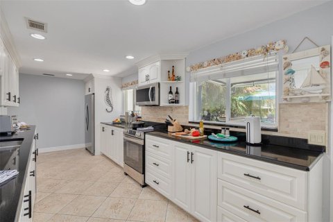 House in New Port Richey, Florida 3 bedrooms, 157.1 sq.m. № 1723388 - photo 20