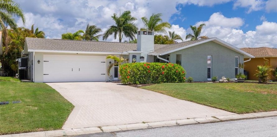 House in New Port Richey, Florida 3 bedrooms, 157.1 sq.m. № 1723388