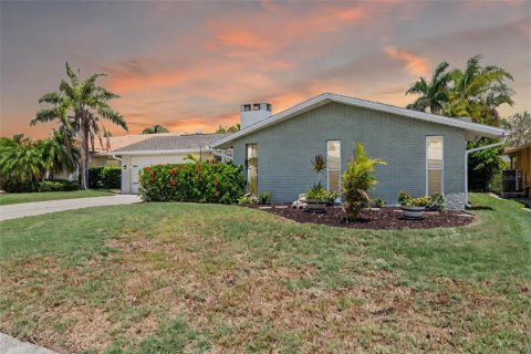 House in New Port Richey, Florida 3 bedrooms, 157.1 sq.m. № 1723388 - photo 4