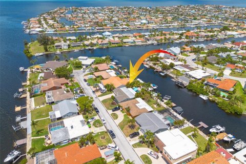 House in New Port Richey, Florida 3 bedrooms, 157.1 sq.m. № 1723388 - photo 5