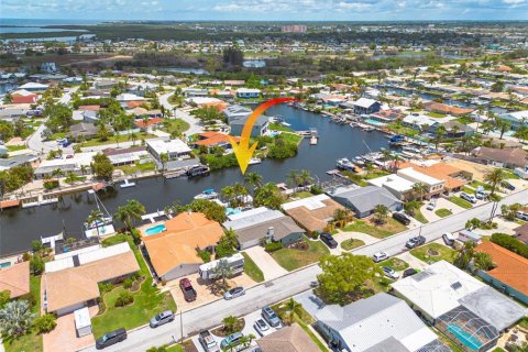 House in New Port Richey, Florida 3 bedrooms, 157.1 sq.m. № 1723388 - photo 7