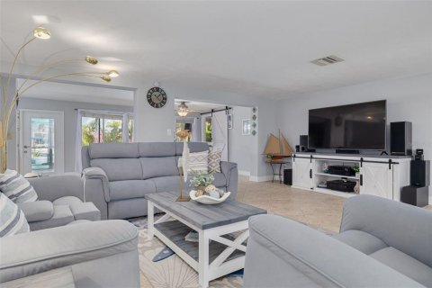 House in New Port Richey, Florida 3 bedrooms, 157.1 sq.m. № 1723388 - photo 15