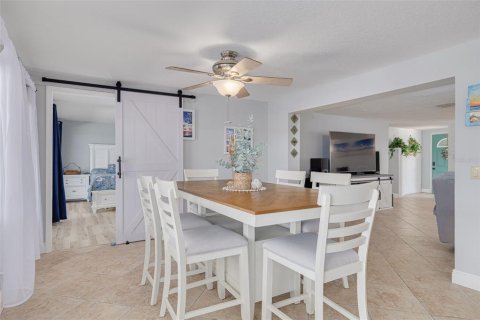 House in New Port Richey, Florida 3 bedrooms, 157.1 sq.m. № 1723388 - photo 16