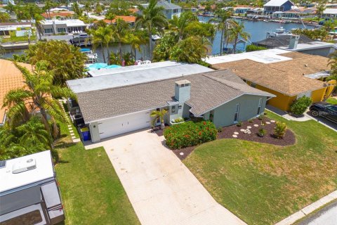 House in New Port Richey, Florida 3 bedrooms, 157.1 sq.m. № 1723388 - photo 8