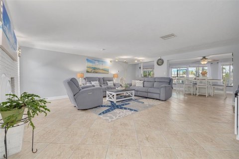 House in New Port Richey, Florida 3 bedrooms, 157.1 sq.m. № 1723388 - photo 12