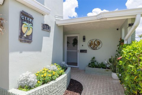 House in New Port Richey, Florida 3 bedrooms, 157.1 sq.m. № 1723388 - photo 11