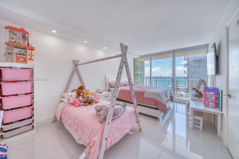 Condo in North Bay Village, Florida, 2 bedrooms  № 1888169 - photo 25