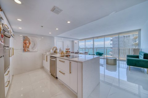 Condo in North Bay Village, Florida, 2 bedrooms  № 1888169 - photo 7