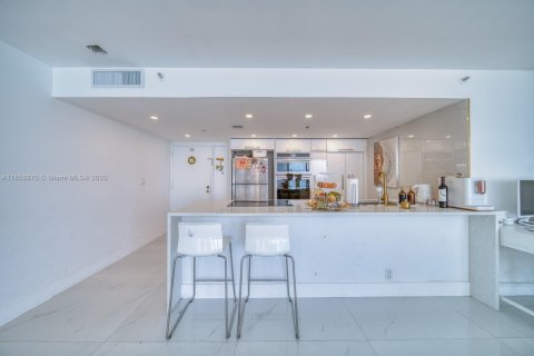 Condo in North Bay Village, Florida, 2 bedrooms  № 1888169 - photo 10